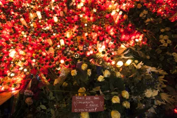 Obrazem: Svíčky, květiny, koncert i masky. Praha slavila 17. listopad