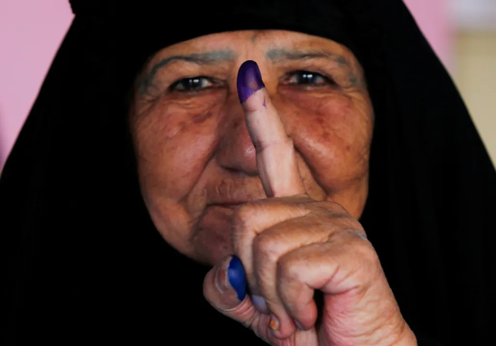 V Iráku skončily v uplynulém týdnu parlamentní volby. Každý, kdo se účastnil volby, odešel s modrým prstem. Permanentní inkoust nebo barvivo, které se během voleb aplikuje na ukazováček, slouží jako prevence volebních podvodů