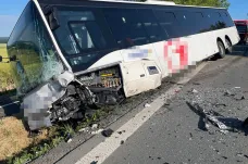 Autobusy bouraly na východě Čech a u Prahy, u obou nehod zasahoval vrtulník