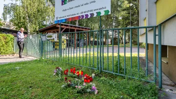 Pietní místo před školou v Pardubicích, kde mladík napadl studentku
