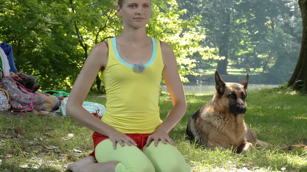 ALžběta Vaculčiaková předcvičuje dětem jógu