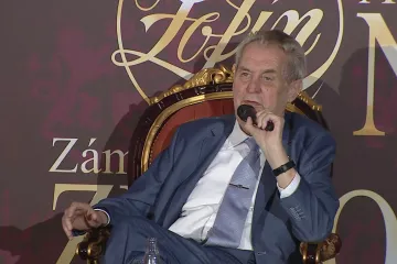 Zeman nachází podobnost mezi SSSR a Unií. První umisťoval vojska, druhá migranty, říká