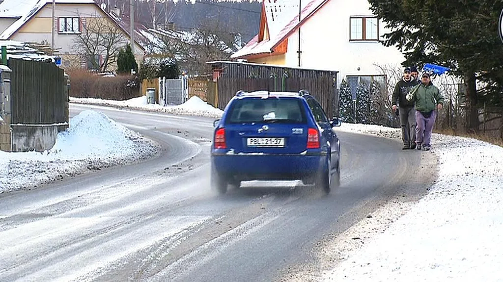 Silnice protínající Bohutín