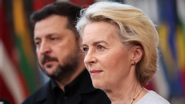 Šéfka EK oznámila převod prvních tří miliard eur Kyjevu z unijní půjčky