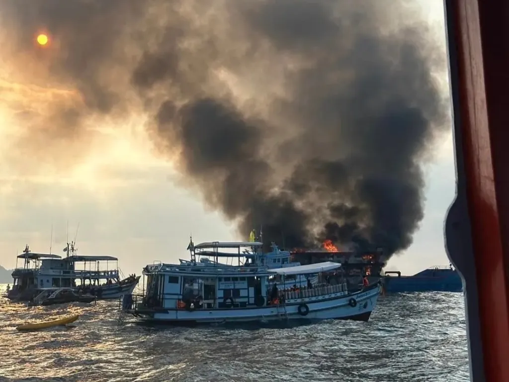 Požár lodi v Thajsku