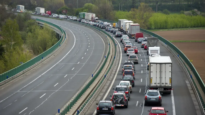 Kolona před nehodou na R10