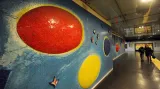 Stanice metra Dante v italské Neapoli. Gigantické mozaiky Nicoly de Maria nesou název Vesmír bez bomb, Květinové království a Sedm rudých andělů. Neapolské stanice působí dojmem uměleckých galerií. Linka 1 spojuje zastávky, kde se v posledních letech realizovali moderní italští tvůrci.