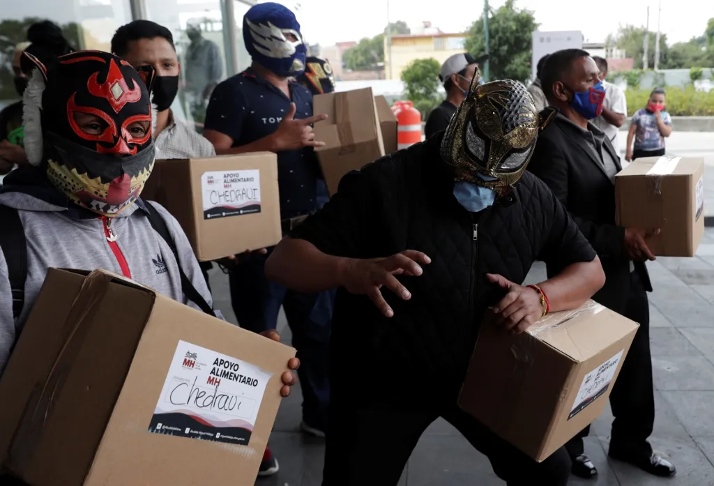 Mexickým wrestlerům (druh bojové sportu) pomáhají zvládat nouzový stav místní supermarkety. Wrestling je v Mexiku velmi populární, nicméně v době koronavirové krize se sportovci dostali na hranici přežití. Na základě výzvy občanům jim místní supermarkety poskytly potravinové balíčky