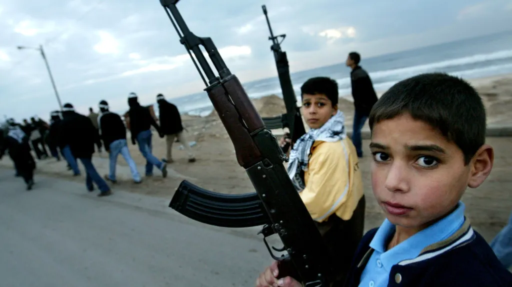 Palestinští chlapci drží samopaly