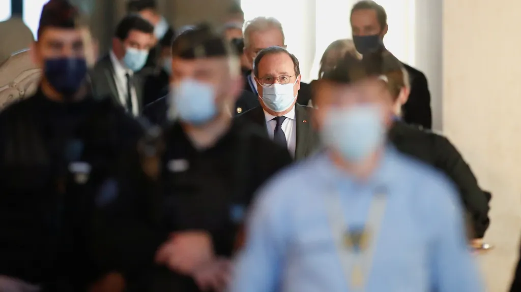 Exprezident Hollande při příchodu k soudu