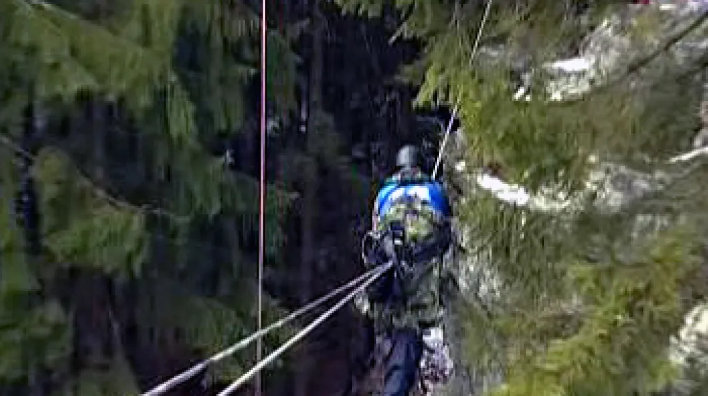 Voják při horolezeckém výcviku