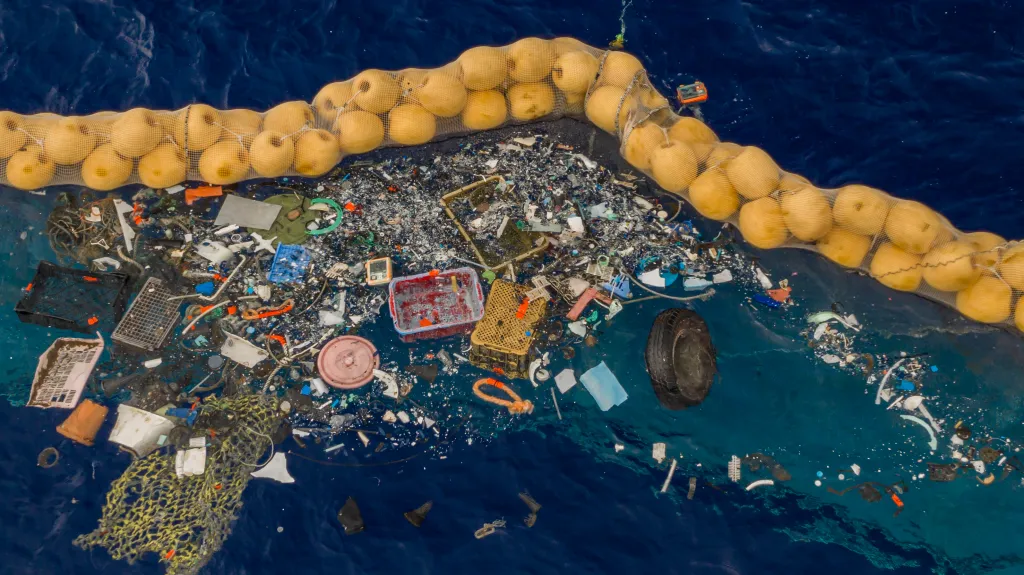 Plast zachycený systémem Ocean Cleanup