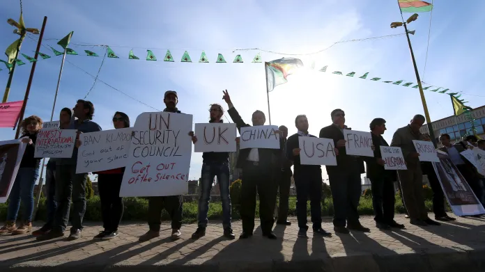 Kurdové s plakáty odsuzující násilí v Nusaybinu v Turecku