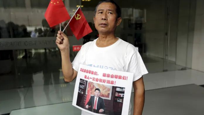 Čang Jung-li protestuje před pekingskou kanceláří Malaysia Airlines