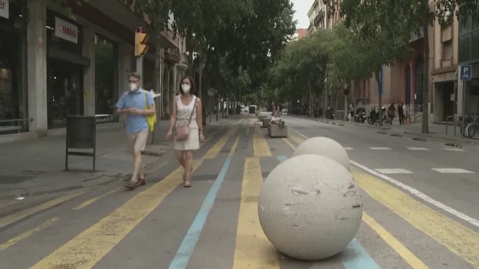 Barcelonská radnice rozšířila chodníky na úkor automobilové dopravy