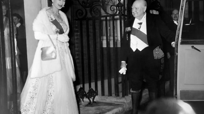 Winston Churchill osobně otevírá své panovnici dveře auta po společné večeři v Downing Street 10 ( duben 1955)