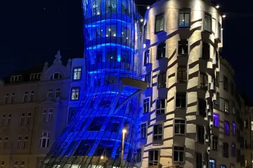 Budovy v Česku svítily modře. Upozorňovaly na plicní hypertenzi