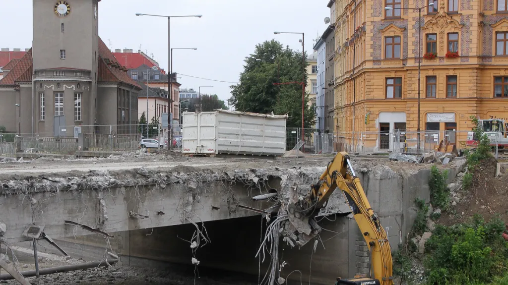 Demolice mostu v Komenského ulici