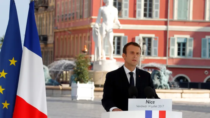 Emmanuel Macron během projevu v Nice