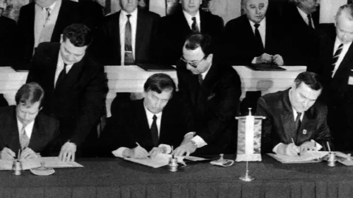 Václav Havel, József Antall a Lech Walesa při podpisu společné deklarace ve Visegrádu 15. února 1991