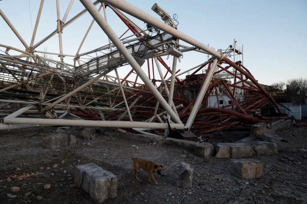 Zničená věž televizního centra po ústupu ruských vojsk