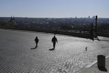Volný pohyb osob se výrazně omezuje. Povolené jsou cesty například za prací, nákupem nebo lékařem