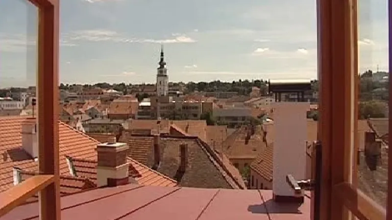 Z oken hotelu je nádherný výhled přes střechy židovského města na centrum Třebíče.