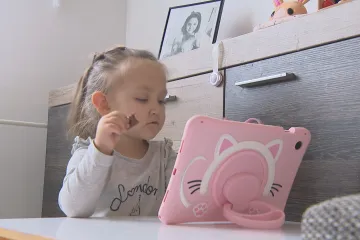 Malá Laura trpí vzácným onemocněním, na státní příspěvek na pořízení auta pro cesty k lékařům ale nedosáhne