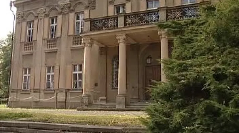 Zámek Hrochův Týnec