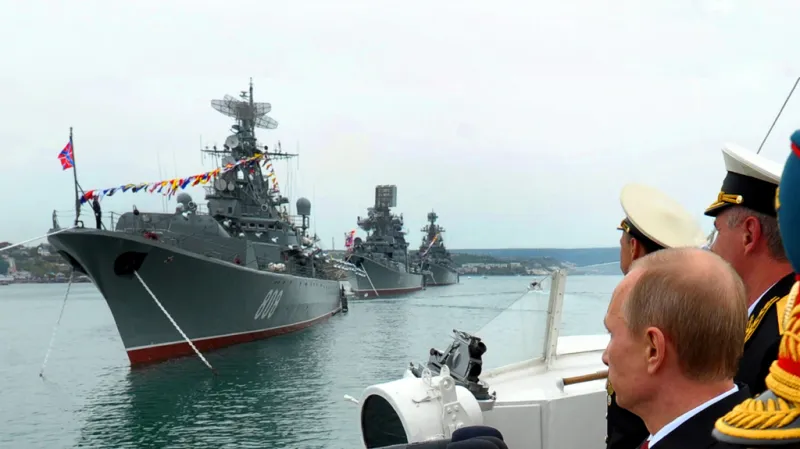 Jako pomoc ruským obyvatelům Krymu toužícím po návratu k matičce Rusi vysvětlil Vladimir Putin jarní anexi poloostrova. Navzdory tvrdým protestům Západu a lavině sankcí završil ruský prezident návrat Krymu k Rusku triumfální přehlídkou černomořské flotily v Sevastopolu.