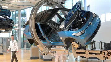 Foto z drážďanské továrny Volkswagen s modelem vozu ID.3 (14. května 2025)