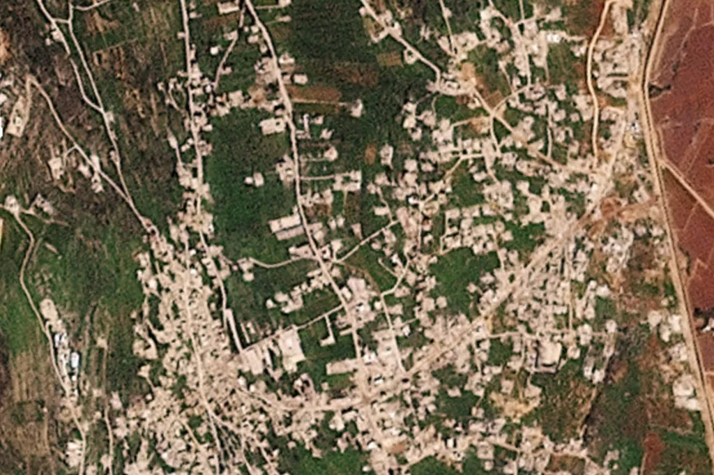 Satelitní snímek zbořené libanonské vesnice (8. 3. 2026)