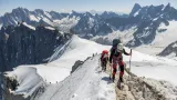 Teploty přesahující 30 °C jsou i v Chamonix v nadmořské výšce tisíc metrů, což vyvolává obavy ohledně tání ledovců, bezpečnosti pro horolezce i turisty a dopadu na alpské prostředí