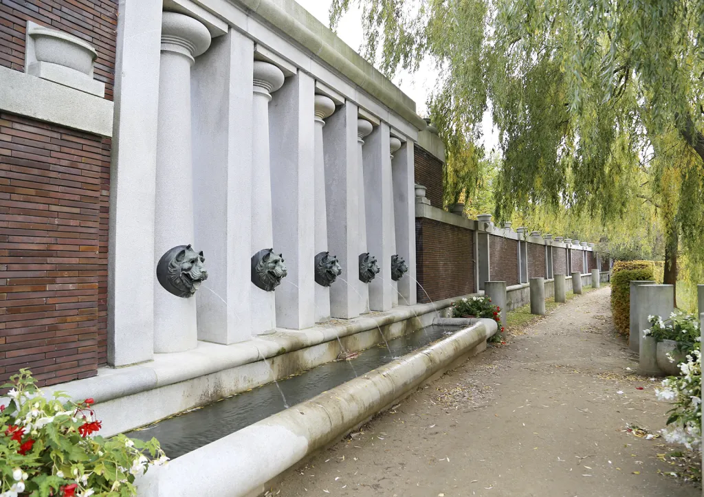 Lány – park, kašna vsazená v ohradní zdi z roku 1931 symbolizuje pět zemí tvořících dohromady novou demokratickou republiku