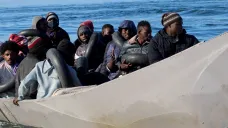 Migranti na lodi u tuniského pobřeží, ilustrační foto