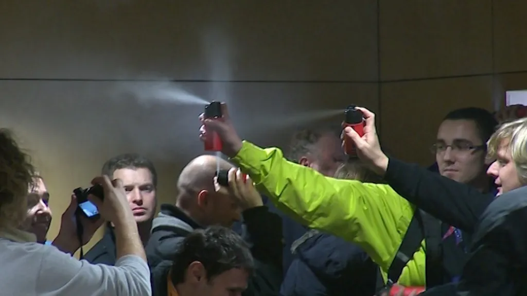 Příznivci iniciativy Repelent 21 minule stříkali sprejem na komunisty