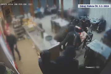 Bili hokejové fanoušky a kradli jim dresy. Šestnácti násilníkům za to hrozí až deset let vězení