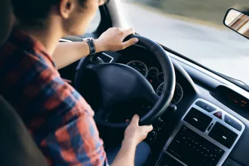 Autoškoly zařadí novou sadu otázek, zaměří se na nevidomé, chodce či cyklisty