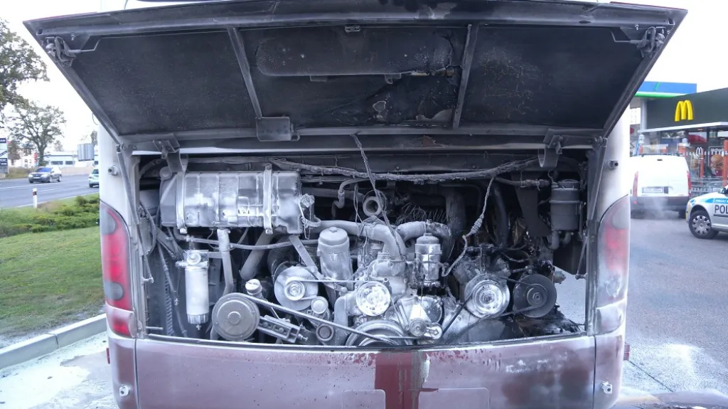 Ohořelý autobus u čerpací stanice v Táboře