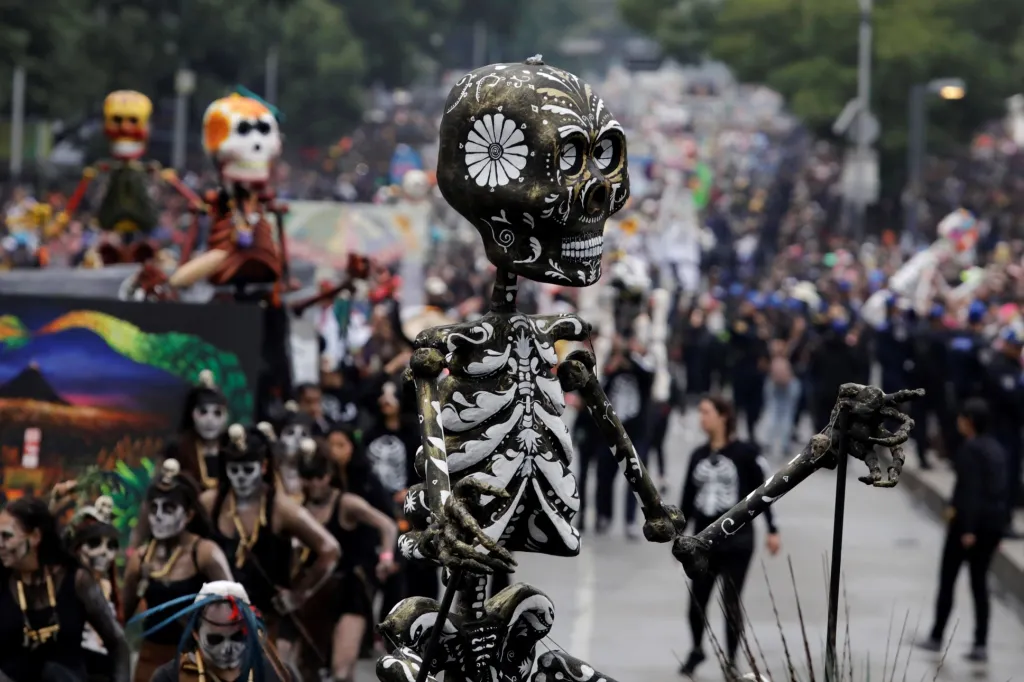 Nejčastěji se tento typ oslav koná v Mexiku. Součástí pochodů, které mají festivalový nádech, jsou alegorické vozy s loutkami se symbolikou smrti.