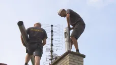 Lidé obnovují staré komíny