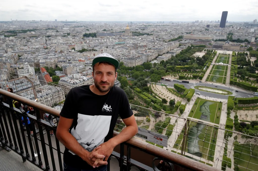 V červnu 2019 mladý umělec ozdobil park Champs de Mars pod Eiffelovou věží