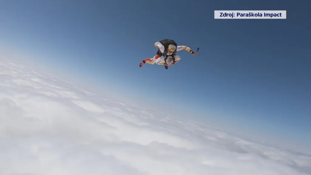 Tandemový seskok 102letého Eduarda Marka