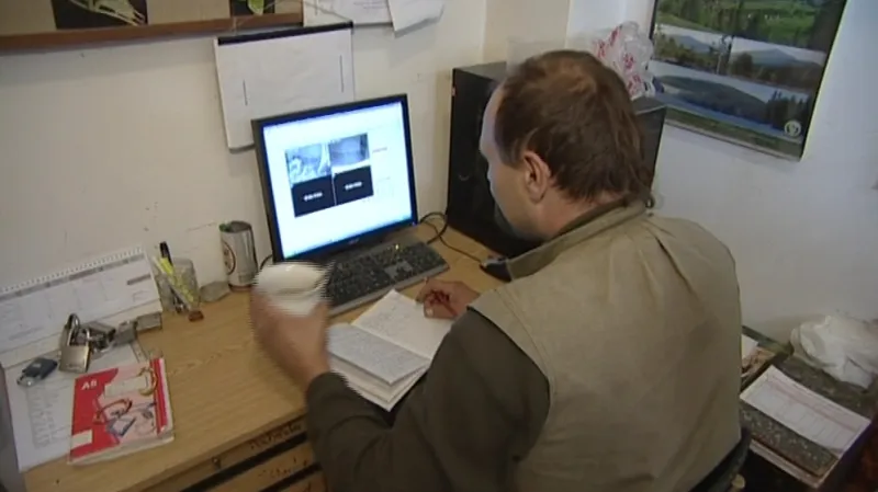 Ošetřovatelé vidí díky kamerám, co se děje v porodním boxu