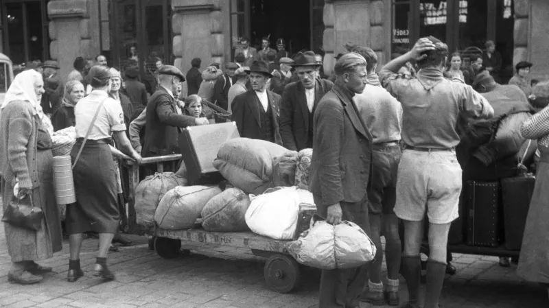 Již v polovině září začali Češi ve velkém odcházet ze zdivočelého pohraničí, do Prahy dorazila první uprchlická vlna
