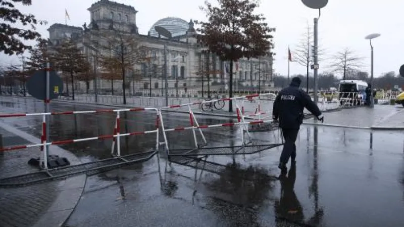 Budova Spolkového sněmu za bezpečnostním ohrazením