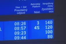 Porucha na odstavném nádraží, nehody u Pardubic i Olomouce. Vlaky nabíraly zpoždění