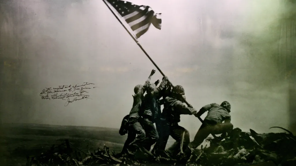 Fotografie Joe Rosenthala z února 1945