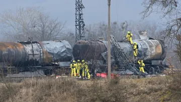 Hasiči přečerpávají benzen z poškozených vagonů po požáru