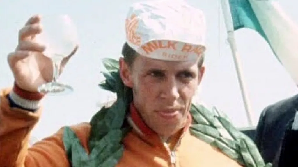 Cyklista se sklenkou mléka